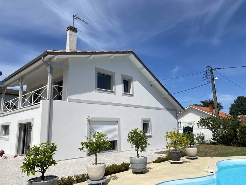 Maison à étage ravalée en blanc avec bandeau et encadrements gris clair